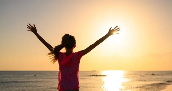 Ein Mädchen Bei Sonnenuntergang Steht Mit Erhobenen Händen Meer Reise — Stockfoto