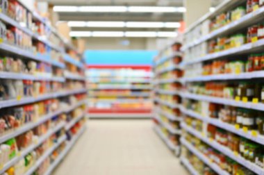 Süpermarket vitrinleri. Ticaret temasının bulanık arkaplanı