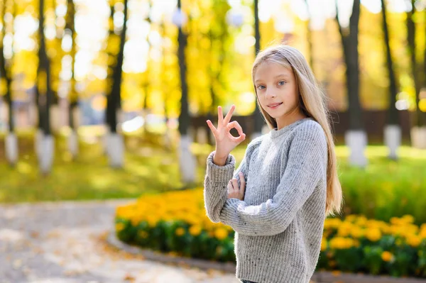 Porträtt Flicka Höstparken Flickan Visar Tecken Och Leenden — Stockfoto