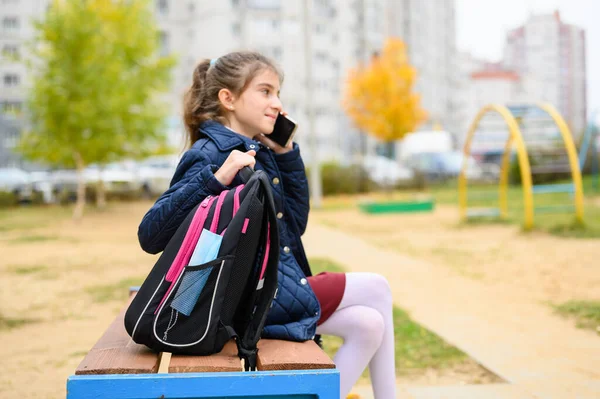 Schoolbag Medical Mask Stands Bench Background Schoolgirl Talking Cell Phone — Stock Photo, Image