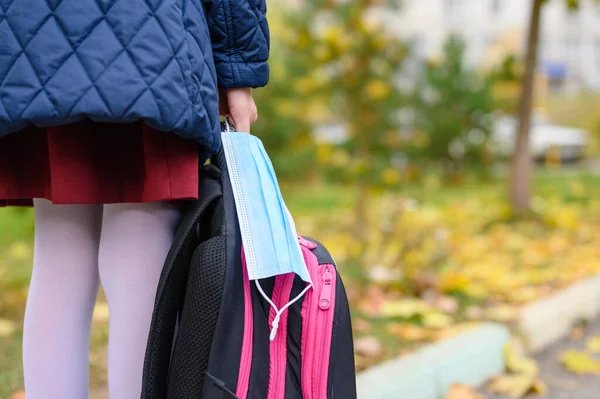 Medical Mask Schoolbag Hand Schoolgirl Mask Mode Schoolchildren Pandemic — Stock Photo, Image