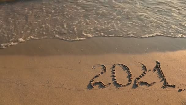 2021年在沙滩上的题词被海浪冲走了 2021年的新概念 日落时的海滨 — 图库视频影像