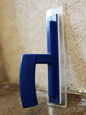 İşçiler sıvama. Odayı bitirme için aracı.