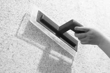 İşçiler sıvama. Odayı bitirme için aracı.