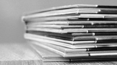 O kadar yakın kütüphanede kitap seti