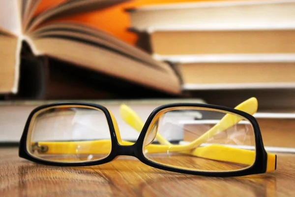 Sarı Gözlük Eski Kitaplar Çok Yakın — Stok fotoğraf