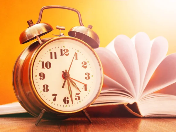 Retro Alarm Clock Books Close — Stock Photo, Image