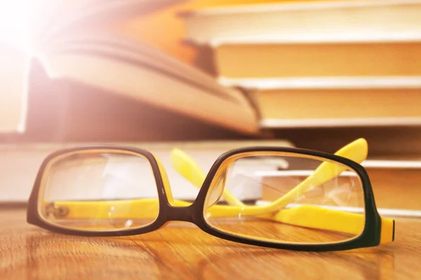 Sarı Gözlük Eski Kitaplar Çok Yakın — Stok fotoğraf