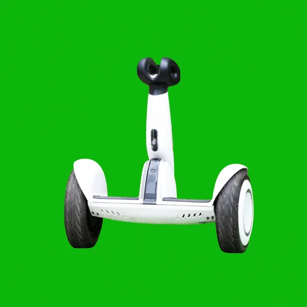 閉じるまでのデュアル ホイール自己分散電動スケート ボード スマート スクーター緑の背景 スポーツ — ストック写真