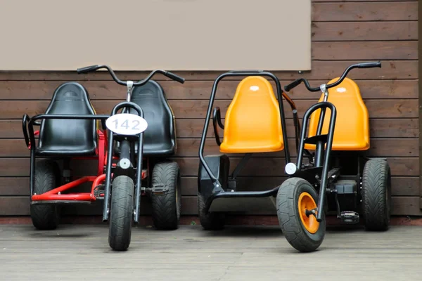 İki renk tekerlekli bisiklet park, taşıma