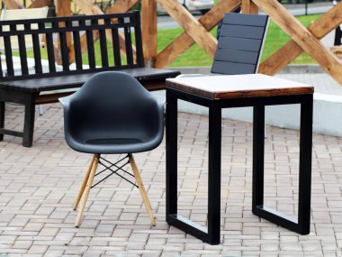 Boş kahve Teras ile masa ve sandalyeler, açık havada