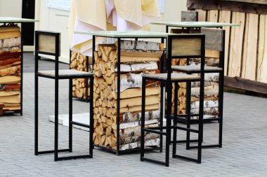 Boş kahve Teras ile masa ve sandalyeler, açık havada