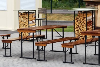 Boş kahve Teras ile masa ve sandalyeler, açık havada