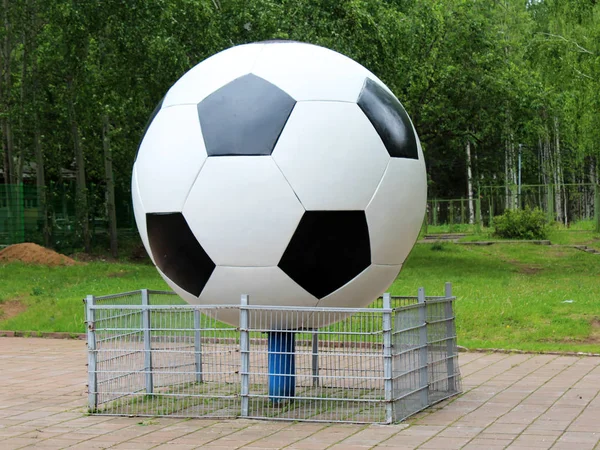 Pomnik Parku Zewnątrz Piłka Nożna — Zdjęcie stockowe