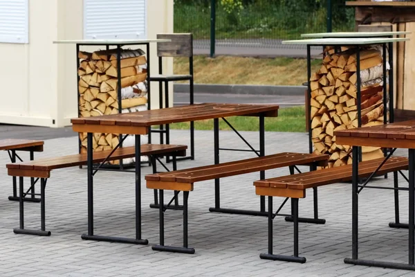 Boş kahve Teras ile masa ve sandalyeler, açık havada