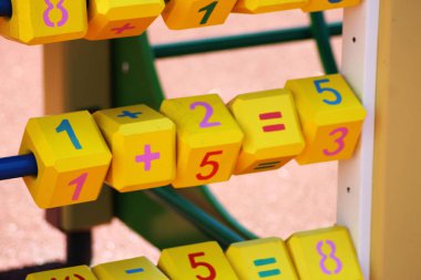 Çocuklar için küpleri rakam ve harf ile sarı Bahçesi