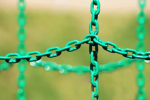 Cadena Metálica Verde Para Protección Objeto Exterior —  Fotos de Stock