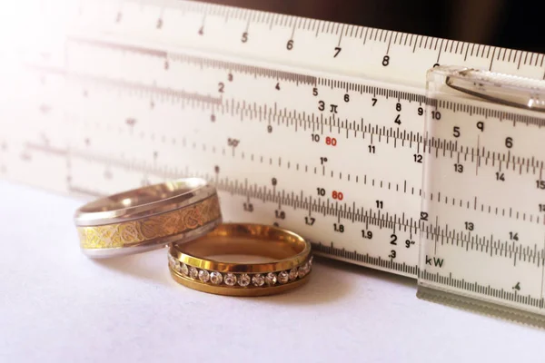 Золотое Кольцо Бриллиантами Измерительным Прибором Стоимость Ювелирных Изделий Предмет — стоковое фото