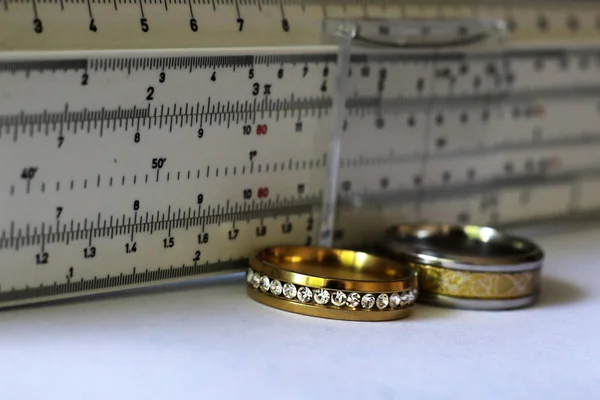 Anel Ouro Com Diamantes Instrumento Medição Valor Jóias Objeto — Fotografia de Stock