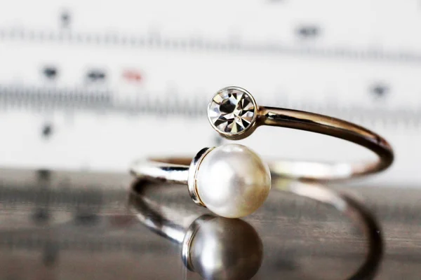 Δαχτυλίδι Χρυσό Διαμάντια Και Όργανο Μέτρησης Αξία Του Κοσμήματος Αντικείμενο — Φωτογραφία Αρχείου