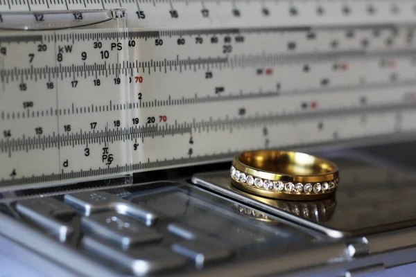 Золотое Кольцо Бриллиантами Измерительным Прибором Стоимость Ювелирных Изделий Предмет — стоковое фото