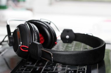 Bilgisayar, müzik aygıt üzerinde büyük kulaklıklar