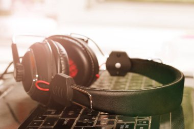 Bilgisayar, müzik aygıt üzerinde büyük kulaklıklar