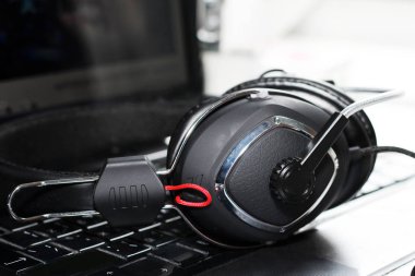 Bilgisayar, müzik aygıt üzerinde büyük kulaklıklar