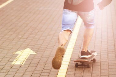 Bir kaykay günbatımında özel bir yolda, erkek ayakları bir kişini. Spor.