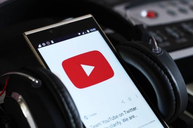Rusya, Izhevsk. 6 Ağustos 2018. Hareket eden telefon ekranında, Youtube Youtube uygulaması ile popüler çevrimiçi video paylaşım web sitesi olduğunu.