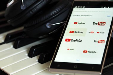 Rusya, Izhevsk. 6 Ağustos 2018. Hareket eden telefon ekranında, Youtube Youtube uygulaması ile popüler çevrimiçi video paylaşım web sitesi olduğunu.