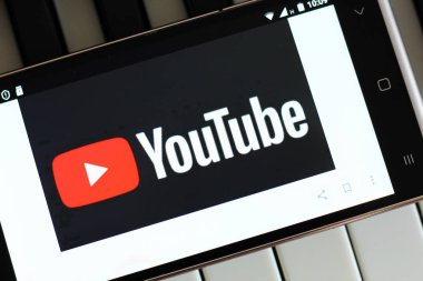 Rusya, Izhevsk. 6 Ağustos 2018. Hareket eden telefon ekranında, Youtube Youtube uygulaması ile popüler çevrimiçi video paylaşım web sitesi olduğunu.