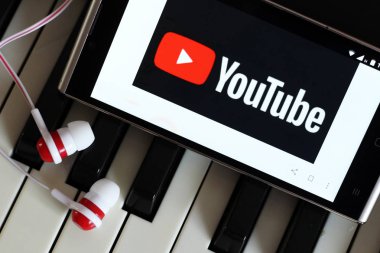 Rusya, Izhevsk. 6 Ağustos 2018. Hareket eden telefon ekranında, Youtube Youtube uygulaması ile popüler çevrimiçi video paylaşım web sitesi olduğunu.