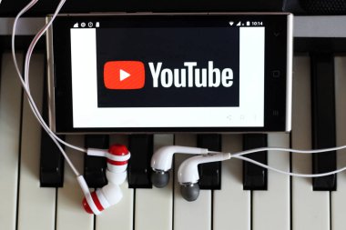 Rusya, Izhevsk. 6 Ağustos 2018. Hareket eden telefon ekranında, Youtube Youtube uygulaması ile popüler çevrimiçi video paylaşım web sitesi olduğunu.