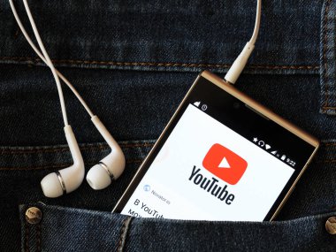 7 Ağustos 2018. Rusya, Izhevsk. Ekran cep telefonu müzik logosuna YouTube