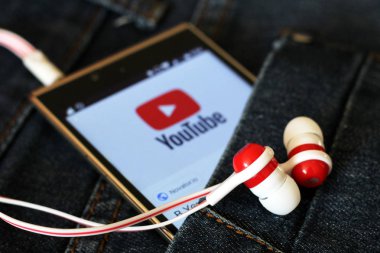 7 Ağustos 2018. Rusya, Izhevsk. Ekran cep telefonu müzik logosuna YouTube