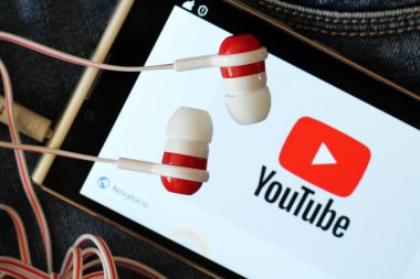 7 Ağustos 2018. Rusya, Izhevsk. Ekran cep telefonu müzik logosuna YouTube