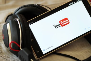 7 Ağustos 2018. Rusya, Izhevsk. Ekran cep telefonu müzik logosuna YouTube