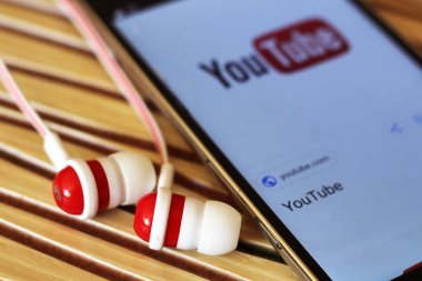 7 Ağustos 2018. Rusya, Izhevsk. Ekran cep telefonu müzik logosuna YouTube