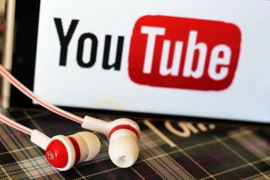7 Ağustos 2018. Rusya, Izhevsk. Ekran cep telefonu müzik logosuna YouTube