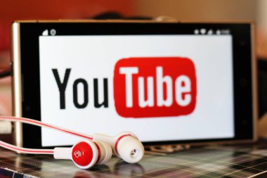 7 Ağustos 2018. Rusya, Izhevsk. Ekran cep telefonu müzik logosuna YouTube