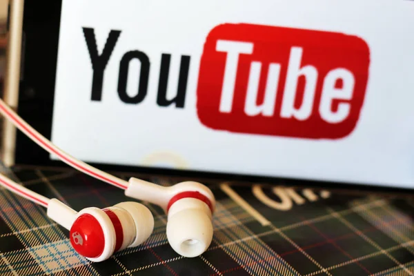 7 Ağustos 2018. Rusya, Izhevsk. Ekran cep telefonu müzik logosuna YouTube