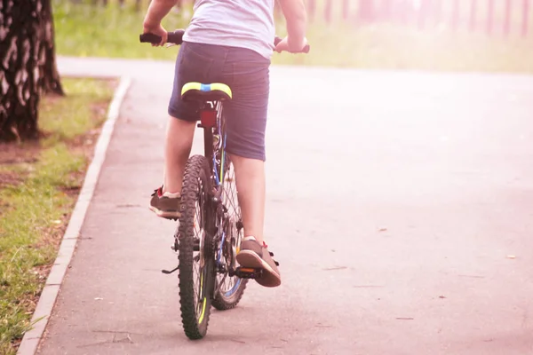 Visão Traseira Atleta Uma Bicicleta Profissional Andando Estrada Vazia Pôr — Fotografia de Stock