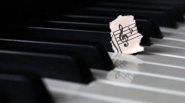 Piyano yakın vurdu. Piyano tuşları. Müzik aleti