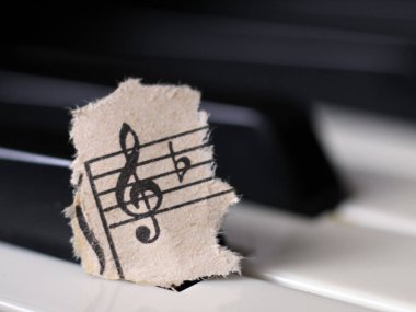 Piyano yakın vurdu. Piyano tuşları. Müzik aleti