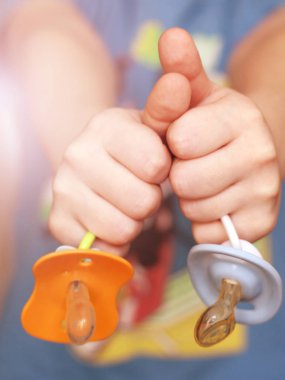 Bebek emziği ve bebek uyku, yakın çekim