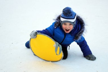 sıcak mavi şapkalı erkek bebek Kışın açık dışında yürüyor