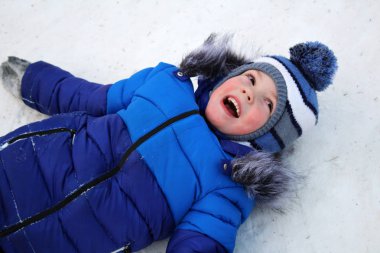 sıcak mavi şapkalı erkek bebek Kışın açık dışında yürüyor