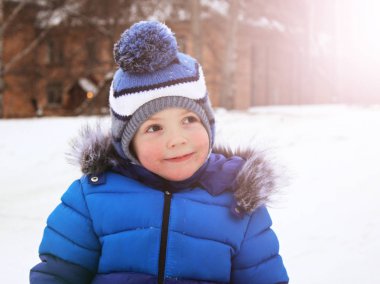 Kışın çok yakın bir çocuk portresi