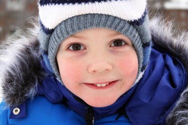 Kışın çok yakın bir çocuk portresi